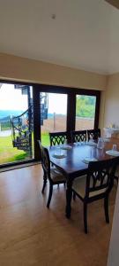 科代卡纳尔Villa de Montana的一间带桌椅和窗户的用餐室