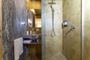 布朗库堡CASA 3 - OS LUGARES DE CASTRALEUCA的带淋浴和盥洗盆的浴室