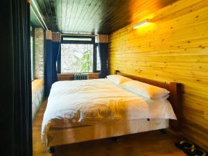 萨帕Phủ Giáng Vân Homestay Sapa的卧室配有木墙内的一张床