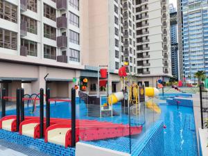 马六甲Bali Residences Homestay Melaka Town的一个带水上公园的游泳池,并设有一个游乐场