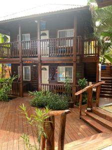 桑迪湾Blue Bahia Resort的大型木屋设有甲板和楼梯