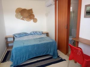 德奥多鲁元帅镇MRG Dúplex Novo Francês的一间卧室配有一张床和一张红色椅子