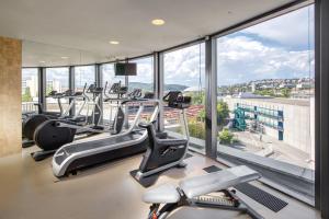 布尔诺Quality Hotel Brno Exhibition Centre的健身房设有心肺功能训练器材和大窗户