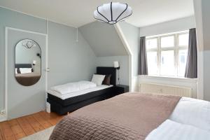 哥本哈根Stylish 5 Person Flat in Vibrant Urban Area的一间卧室配有一张床和镜子