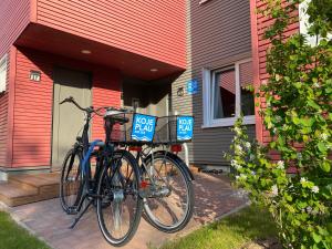 普劳西Hafendorf Haus 5 Apartment 2 Nr25的一辆停在房子旁边并带有出售标志的自行车