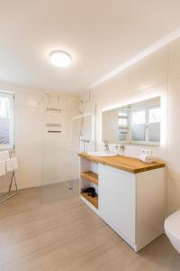 普劳西Whg_ _Hafenparadies_ P6A7 optional的一间带水槽和卫生间的浴室