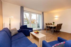 普劳西Apartment mit 3 Schlafzimmer P5A7的客厅配有蓝色的沙发和桌子