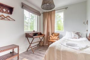 万塔乔基瓦尔斯别墅住宿加早餐旅馆的卧室配有一张床、一张书桌和窗户。