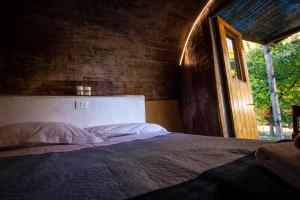 阿尔巴AlbaVillage Hotel & Camping Wellness的一间卧室设有一张大床和窗户