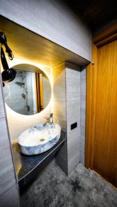 第比利斯Anbani Apartments - City Center的一间带水槽和镜子的浴室