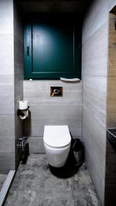 第比利斯Anbani Apartments - City Center的浴室设有白色卫生间和绿门。