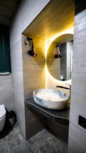 第比利斯Anbani Apartments - City Center的一间带大大理石浴缸的柜台浴室