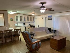 拉瓦卡港Edgewater Getaway的带沙发和桌子的客厅以及厨房。
