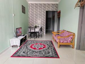 北根Homestay Pekan Pahang Semi D的带沙发和地毯的客厅