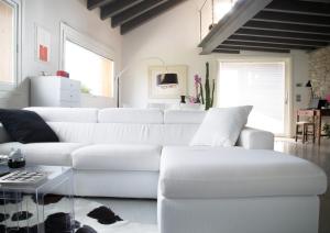 雷维内拉戈阿科兰塔住宿加早餐旅馆的白色的客厅配有白色的沙发和桌子