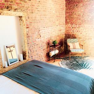 伊特尔Little Farm Comfort&PrestigeHouse的一间卧室设有一张床和砖墙