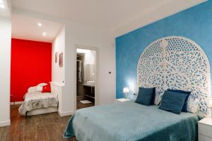 Leporano MarinaResort Villa La Perla Sul Mare的一间卧室设有一张床和红色及蓝色的墙壁