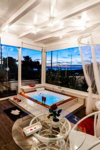 Leporano MarinaResort Villa La Perla Sul Mare的大型客房设有游泳池和大窗户