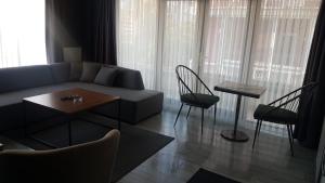安卡拉Centrum Residence的客厅配有沙发和桌椅