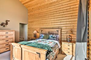 费尔普莱Spacious Fairplay Cabin with Mountain Views!的一间卧室设有一张床和木墙