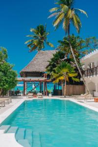 江比阿Dhow Resort的一个带棕榈树和凉亭的游泳池
