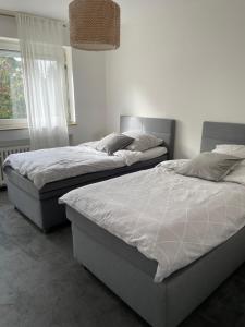 杜塞尔多夫Ideale Unterkunft in Düsseldorf-Nord的卧室设有两张单人床和窗户。
