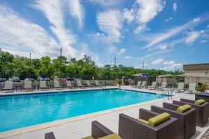 华盛顿堡Holiday Inn Express & Suites Ft. Washington - Philadelphia, an IHG Hotel的一个带椅子的游泳池