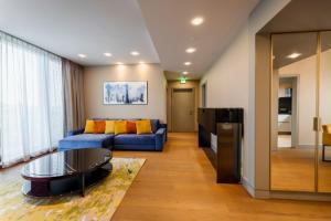 杜塞尔多夫Fourty Three Luxury Serviced Apartments的客厅配有沙发和桌子