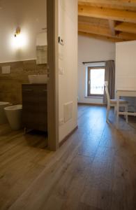 维罗纳Agriturismo Ponte Florio的客房内设有带水槽和卫生间的浴室