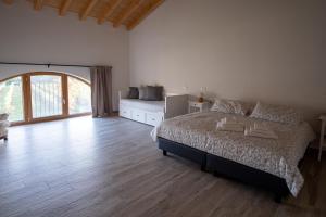 维罗纳Agriturismo Ponte Florio的一间卧室设有一张床和一个大窗户