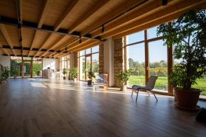 维罗纳Agriturismo Ponte Florio的大型客房,设有木地板和窗户。