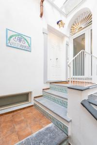 阿马尔菲Amalfi Ammorè的白色的房子,有楼梯和墙上的标志