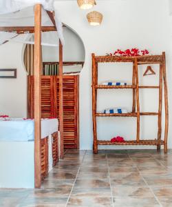 江比阿Dhow Resort的客房设有木制架子和瓷砖地板。