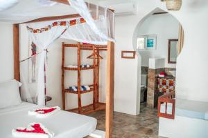 江比阿Dhow Resort的一间带双层床的卧室和一间浴室