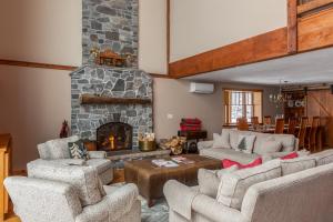 泊鲁Seesaw's Lodge的带沙发和石制壁炉的客厅