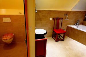 霍其多夫Hotel JiuDing的浴室配有盥洗盆、卫生间和浴缸。