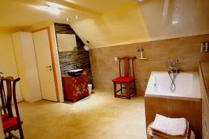霍其多夫Hotel JiuDing的一间带白色水槽和红色凳子的浴室
