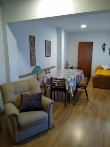 奥拉瓦里亚KURMI的客厅配有桌子和沙发