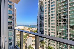 迈阿密High end studio yotel downtown L57的从阳台欣赏建筑高耸的景观