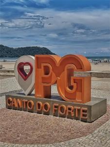 索莱马Lindo Apartamento Pé na Areia Canto do Forte的海滩上写有信条的标志