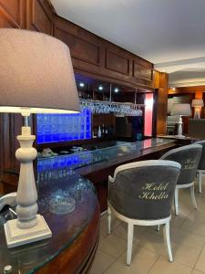 哈马马特克拉酒店的酒吧配有桌椅和台灯