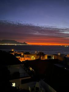 布鲁堡史特兰Gull on the Bay Boutique Guest House的夜晚在阳光下欣赏海景