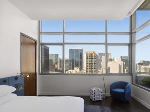 圣地亚哥Kimpton Alma San Diego, an IHG Hotel的一间卧室设有大窗户,享有城市景观