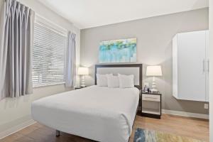 欧弗兰帕克WaterWalk- Kansas City- Overland Park的白色的卧室设有白色的床和窗户。