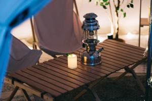 荒尾Noasobi Lodge 206- Vacation STAY 45777v的木桌上的灯笼和蜡烛