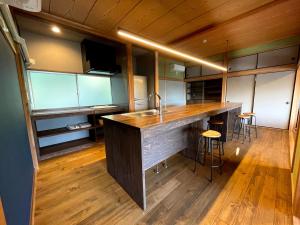 壹岐市I,K,I HOUSE TSURUKIFURE - Vacation STAY 14773v的厨房配有水槽和带凳子的台面