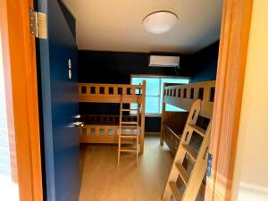 壹岐市I,K,I HOUSE TSURUKIFURE - Vacation STAY 14773v的小房间设有两张双层床和走廊