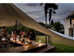 米子市Glamp House DAISEN Garden - Vacation STAY 97255v的一群人坐在帐篷下的甲板上