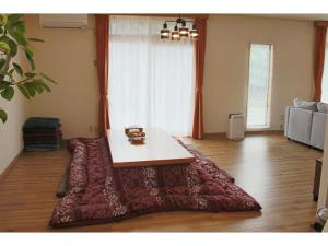米子市Glamp House DAISEN Garden - Vacation STAY 97255v的一间客厅,在红色地毯上配有桌子