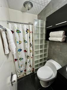 Bajo BoqueteJardín del Edén的浴室设有卫生间和带蝴蝶的浴帘